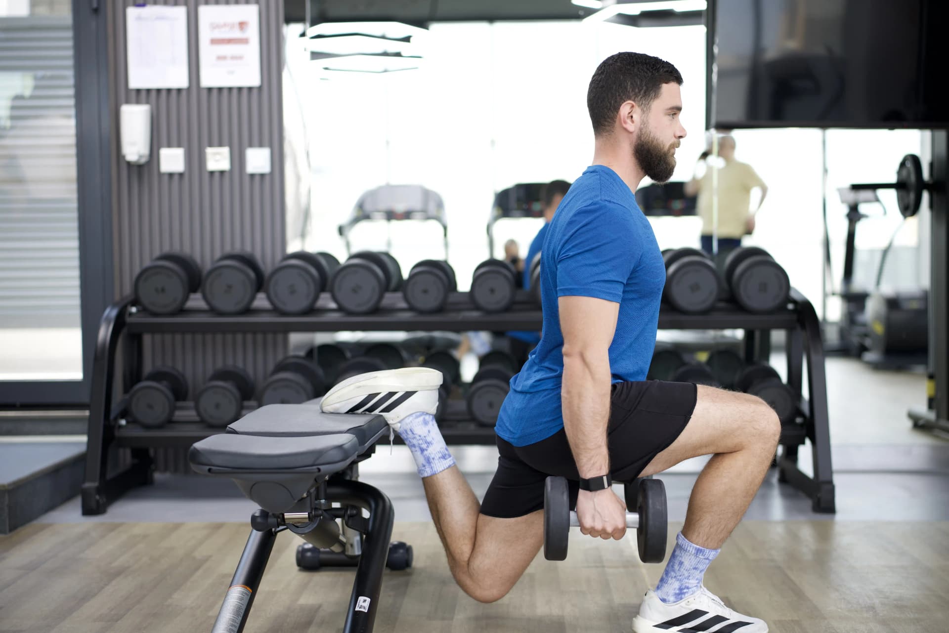 athlete training with dumbbells showing strength results after 8 to 12 weeks with everybody